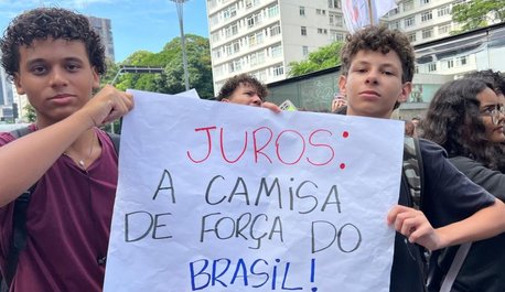 trabalhadores-e-estudantes-se-unem-contra-juros-altos-em-frente-a-sede-do-banco-central