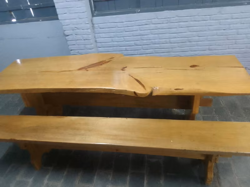 mesa de madeira com banco