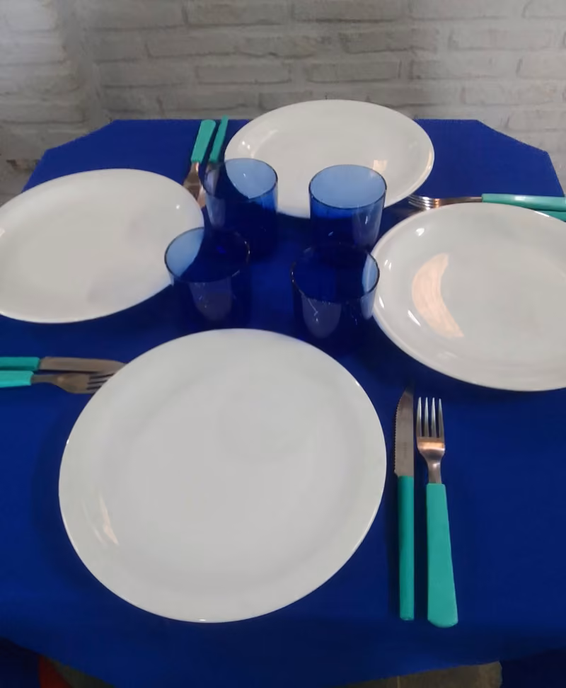 pratos e talheres disponíveis