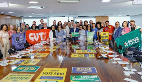 plebiscito-popular-2025-e-entregue-ao-presidente-lula-com-apoio-massivo-a-isencao-do-ir-e-ao-fim-da-escala-6x1